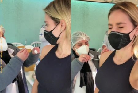 Monique Alfradique se emociona e desabafa ao se vacinar contra a Covid-19