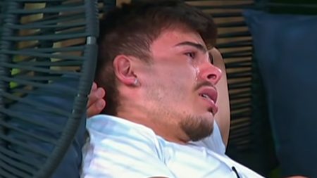 Ilha Record: Thomaz cai no choro ao virar alvo da votação e faz confissão a aliados