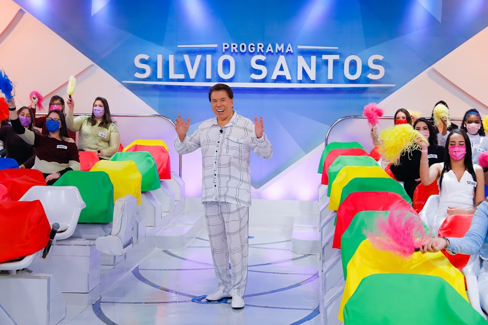 Silvio Santos surpreende e grava programa de pijama no SBT