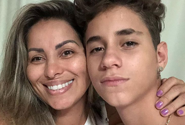 Cantora Walkyria Santos faz desabafo aos prantos sobre morte do filho em casa