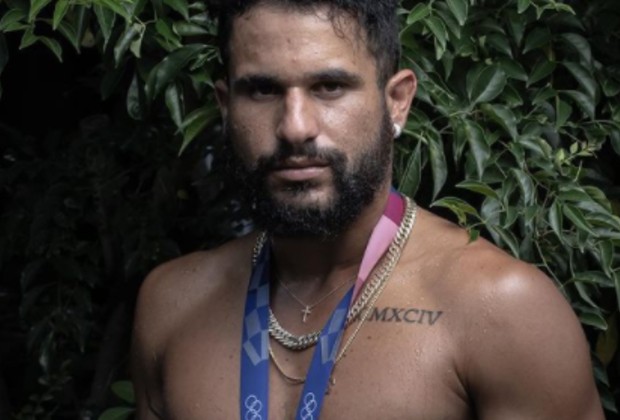Medalhista olímpico, Ítalo Ferreira revela que foi surpreendido ao deixar restaurante