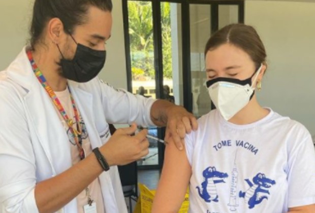 Emocionada, Alice Wegmann desabafa ao receber vacina contra a Covid