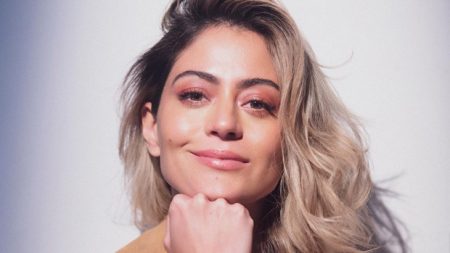 Carol Castro comenta cenas com nudez em filme e dispensa “troca de casais” na vida real