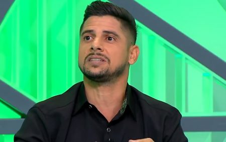 Estrela do Arena SBT, Cicinho renova com o canal de Silvio Santos