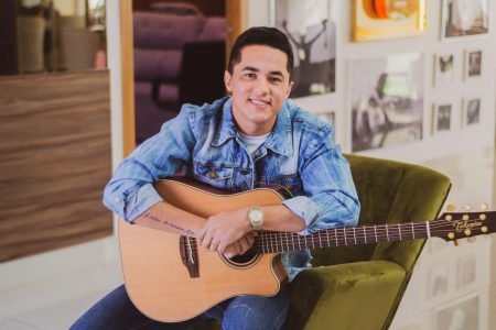 Autor de sucessos cantados por Wesley Safadão, Júnior Gomes revela segredos de composições