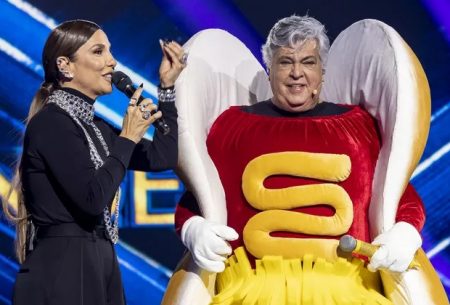 Sidney Magal é desmascarado na estreia do The Masked Singer Brasil