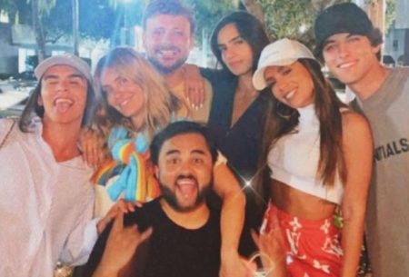 Carolina Dieckmann e Anitta curtem noite em Miami e causam em karaokê