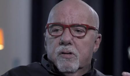Paulo Coelho explode em buscas na web após menção no The Masked Singer