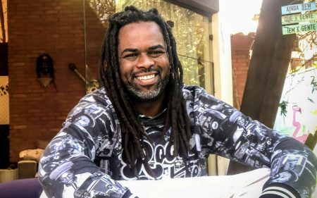 Apresentador do É de Casa testa positivo para covid e relata sintomas