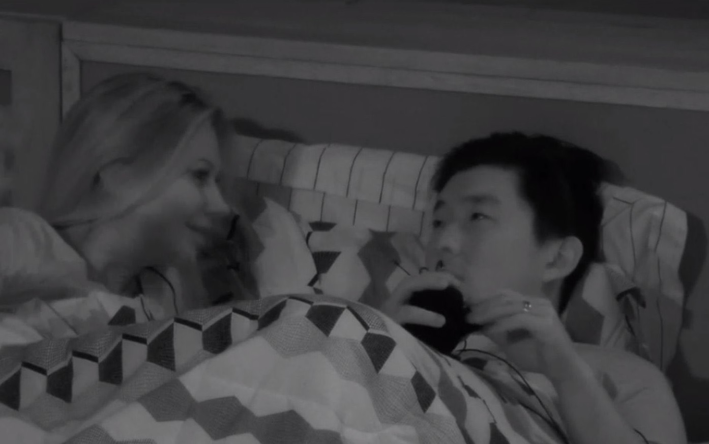 Ilha Record: Pyong Lee deita na cama com Antonella e fala sobre Sammy Lee