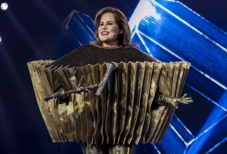 Renata Ceribelli é a segunda desmascarada do The Masked Singer Brasil