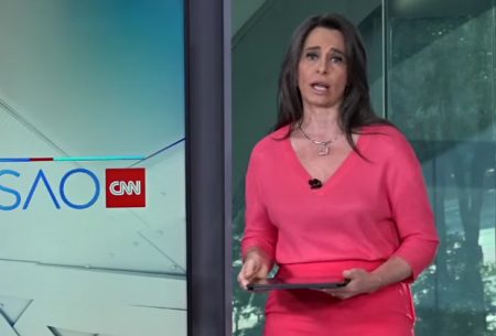 Carla Vilhena se emociona na CNN Brasil ao ver cena de bebê no Afeganistão