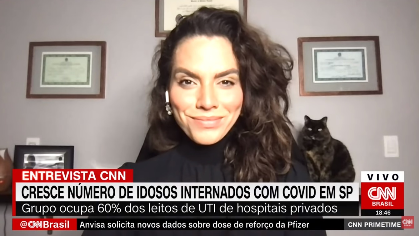 Médica anti-Bolsonaro dá entrevista à CNN Brasil e é atrapalhada por gatinho