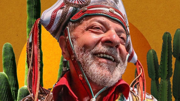 Lula posa agarrado com a noiva e parte íntima do ex-presidente chama a atenção