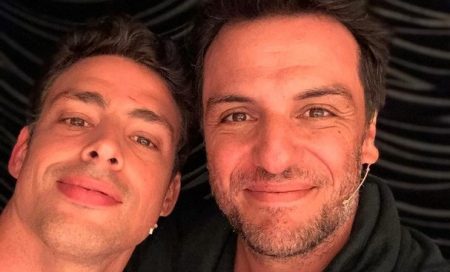 Cauã Reymond mostra corpão musculoso e Rodrigo Lombardi o elogia