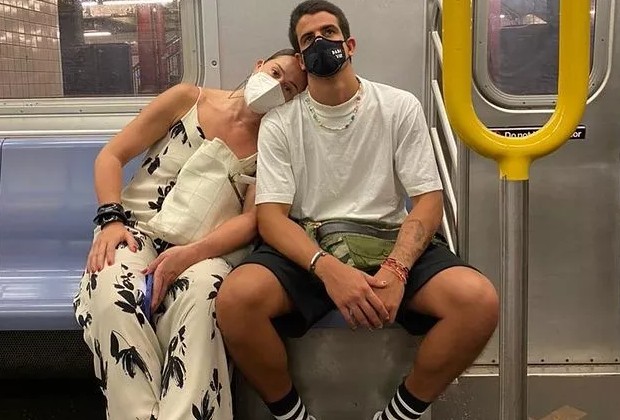 Claudia Raia anda de metrô com os filhos em Nova York