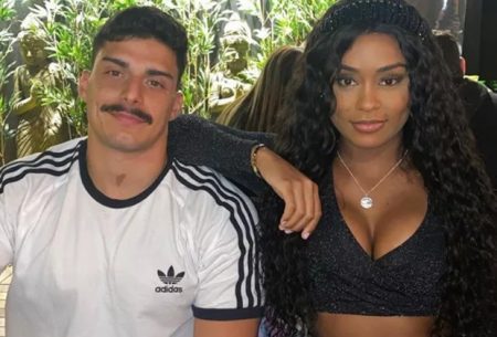 MC Rebecca revela motivo de ter parado de postar foto com o namorado