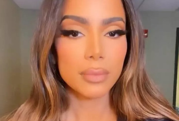 Anitta aparece ao lado de maquiador das Kardashians e seguidores se chocam