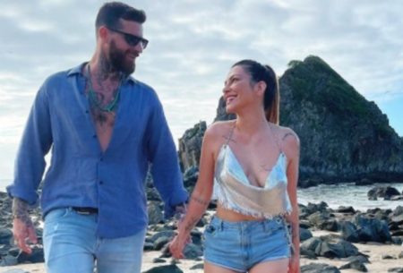 Cleo Pires exibe barriga trincada durante lua de mel em Fernando de Noronha e marido baba: “Sereia”