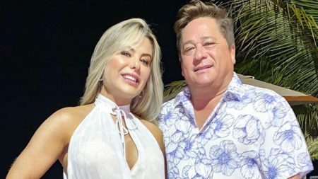 Poliana Rocha, esposa de Leonardo, é questionada sobre estar sendo traída e dá voadora