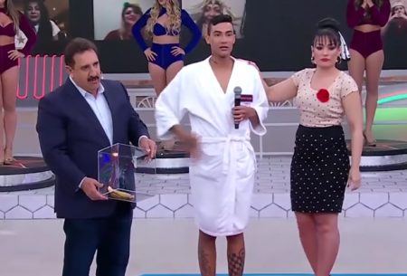 Ratinho exibe homem descascando banana com o bumbum e chama a atenção