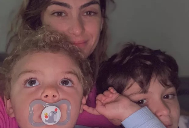 Mulher de Felipe Simas faz relato ao mostrar noite difícil com os 3 filhos