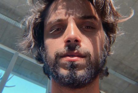 Pelado? Rodrigo Simas posta foto sugestiva com Agatha Moreira e causa alvoroço