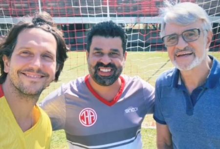 Elenco de Quanto Mais Vida Melhor grava em estádio de futebol