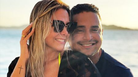 Carla Perez e Xanddy fazem tatuagem para comemorar 20 anos de casados