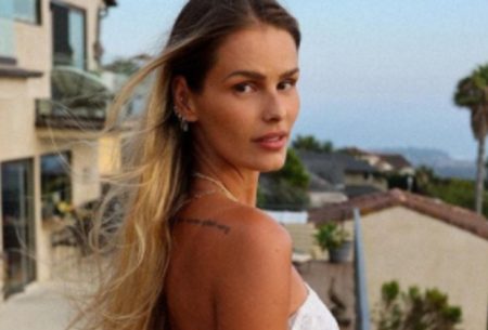 Yasmin Brunet posa de biquíni e surpreende ao exibir tatuagem no bumbum