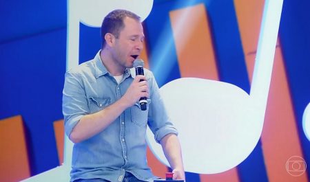 Cena cortada do Caldeirão cai na internet e Tiago Leifert é exposto rebolando