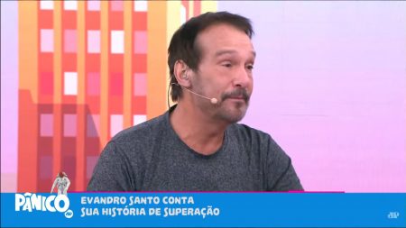 Emílio Surita se emociona ao lembrar dificuldades enfrentadas por Evandro Santo com as drogas no Pânico