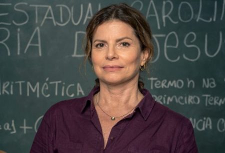 Debora Bloch comemora volta de Segunda Chamada, série do Globoplay