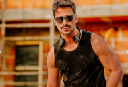 Julio Rocha volta a sensualizar e toma banho de leite em obra