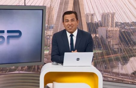 Rodrigo Bocardi volta ao Bom Dia SP e web relaciona âncora com o The Masked Singer