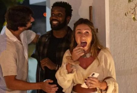 Rafael Zulu e Aline Becker ganham chá de bebê surpresa