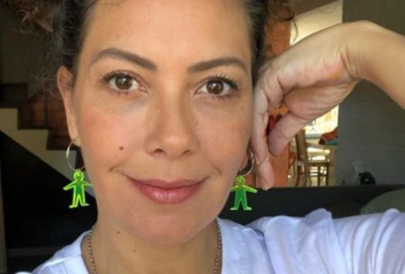 Grávida de gêmeos, Fabiula Nascimento exibe barrigão ao posar de biquíni