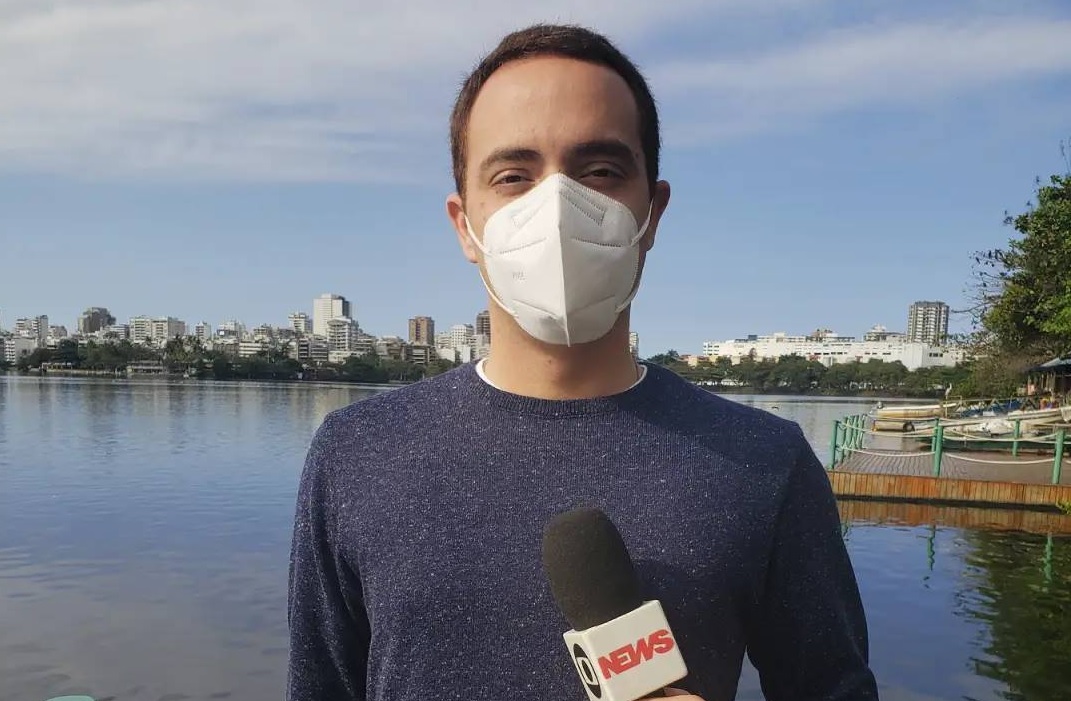 Repórter da GloboNews briga com mosca e se atrapalha ao vivo