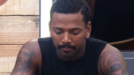 A Fazenda 2021: Nego do Borel culpa peões pelo “surto” e inverte os fatos em conversa