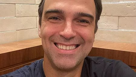 Tadeu Schmidt comemora segunda dose da vacina contra a Covid-19 e faz promessa