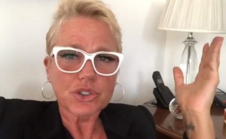 Xuxa divulga foto da primeira comunhão e detalhe na imagem deixa todos chocados