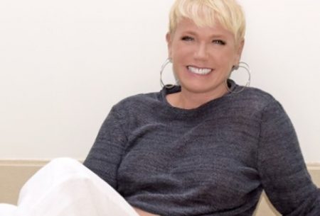 Xuxa posta foto com ex-namorado e revela motivo do término