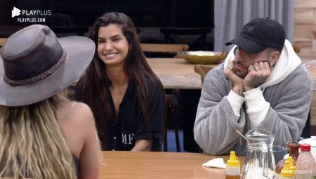 A Fazenda 2021: Marina Ferrari detona Erika pelas costas e depois sorri para ela