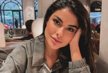 Ex-BBB Munik é flagrada aos beijos com ex de Renata Dávila