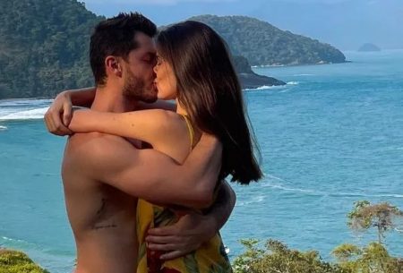 Camila Queiroz abre o baú de fotos de momentos íntimos com Klebber Toledo