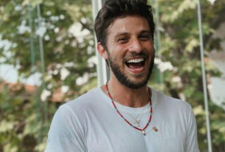 Chay Suede encanta web ao mostrar clique fofo com a filha