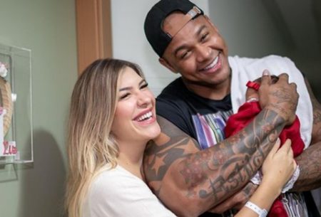 Lorena Improta exibe rostinho de Liz ao deixar maternidade em Salvador