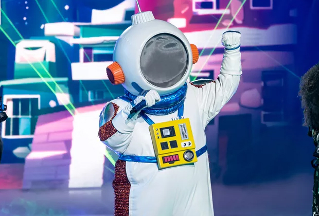 Astronauta é o sétimo desmascarado do The Masked Singer Brasil e choca público