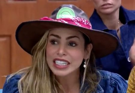 A Fazenda 2021: Mussunzinho e MC Gui batem boca com Erika no intervalo