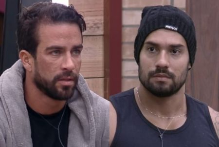 Erasmo é flagrado com Bil Araújo no banheiro reservado de A Fazenda 2021